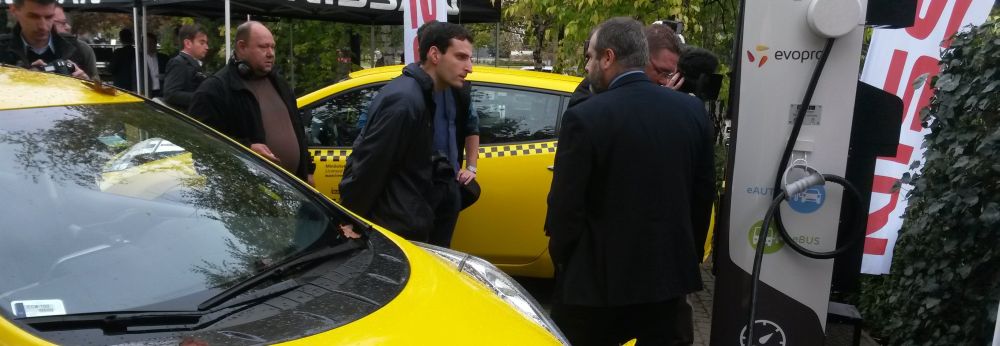 Átadták a főváros első e-Taxi drosztját Átadták a főváros első e-Taxi drosztját
