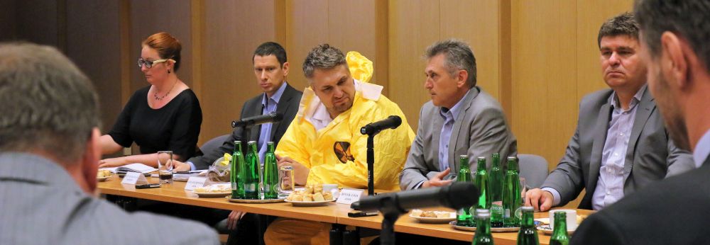 Szóváltással kezdődött a parlamenti bizottság kihelyezett ülése Szóváltással kezdődött a parlamenti bizottság kihelyezett ülése