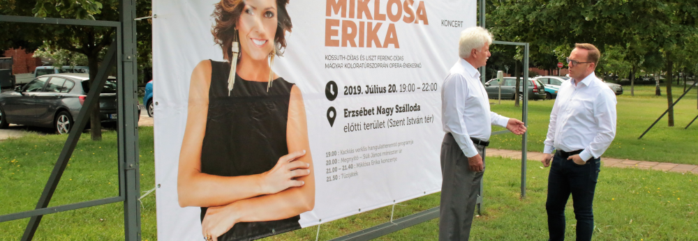 Miklsa Erika szabadtri koncert Pakson 